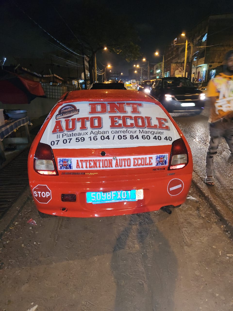 Arrière du véhicule DNT AUTO ECOLE avec mention Attention Auto École