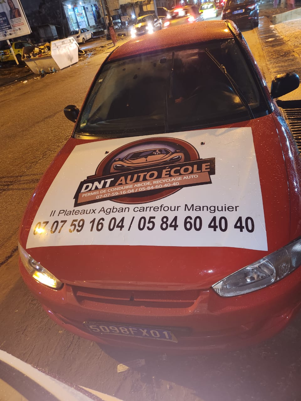 Capot du véhicule DNT AUTO ECOLE avec marquage officiel