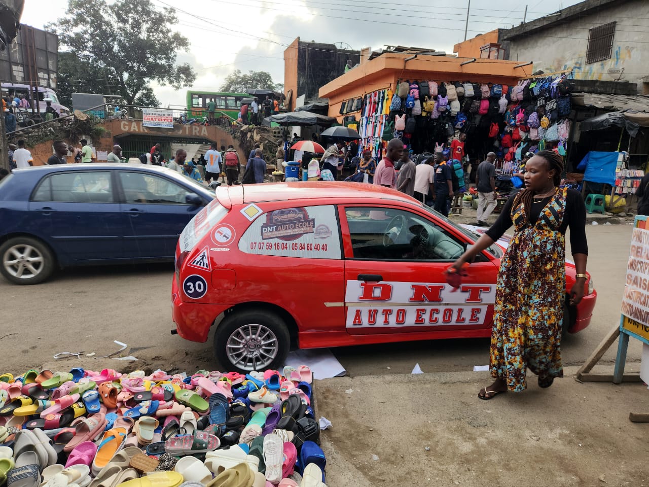 Véhicule auto-école DNT en intervention sur le terrain à Abidjan