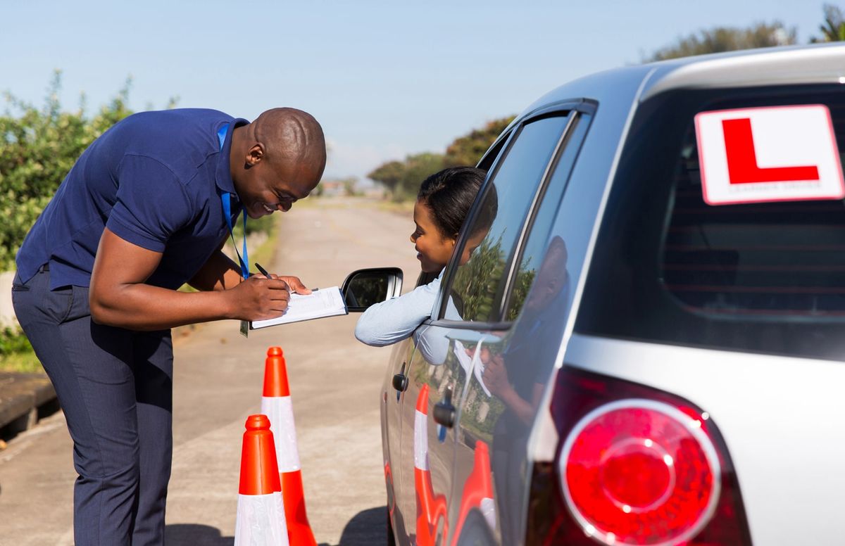 Exercice de conduite défensive sur une aire balisée avec un formateur professionnel